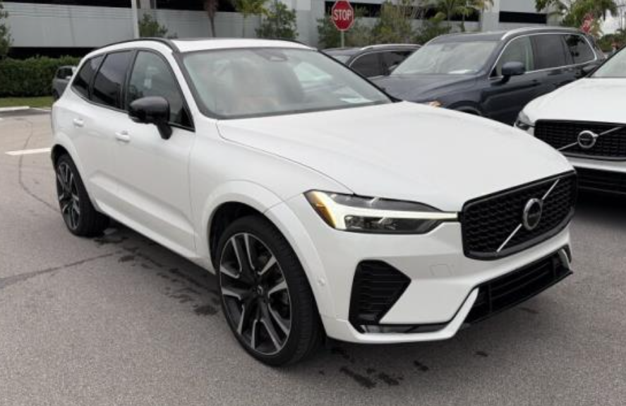 2024 Volvo XC60 B5 Ultimate Dark Theme