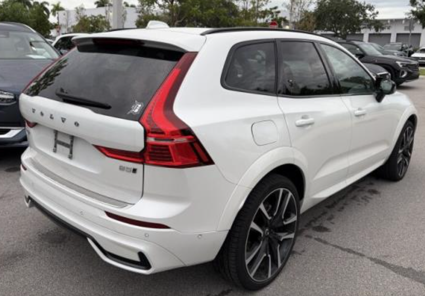 2024 Volvo XC60 B5 Ultimate Dark Theme