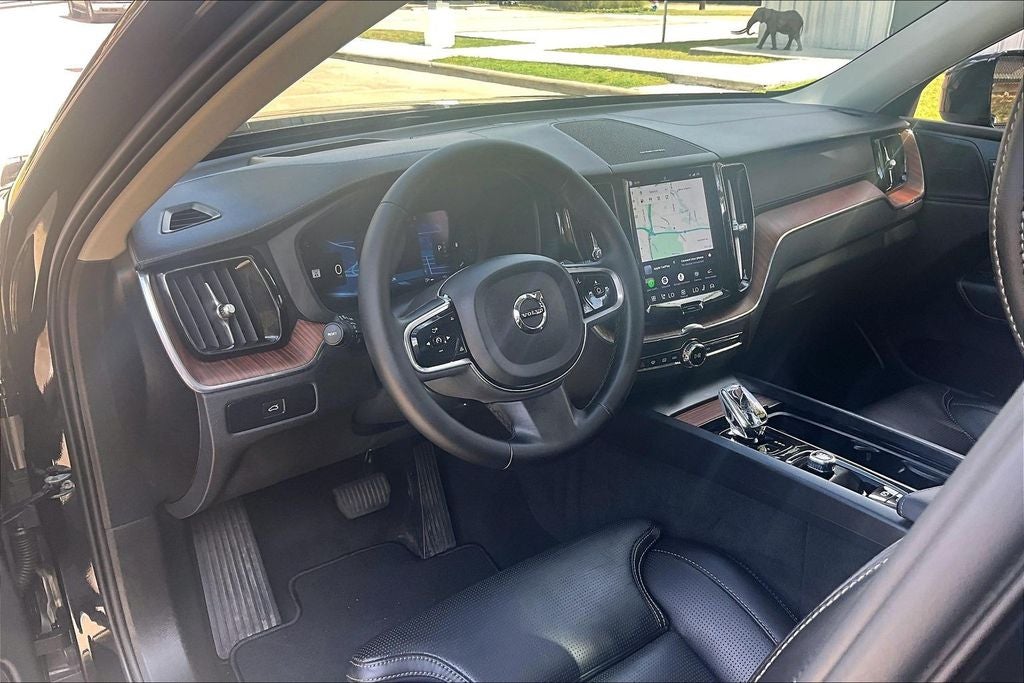 2024 Volvo XC60 B5 Ultimate Dark Theme