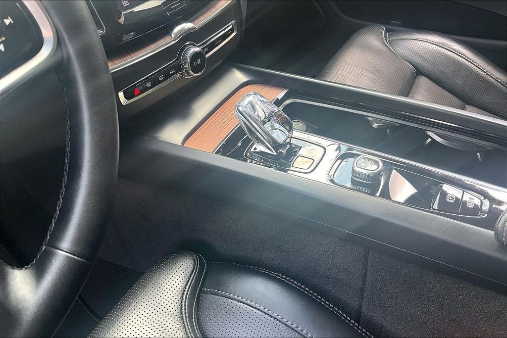 2024 Volvo XC60 B5 Ultimate Dark Theme