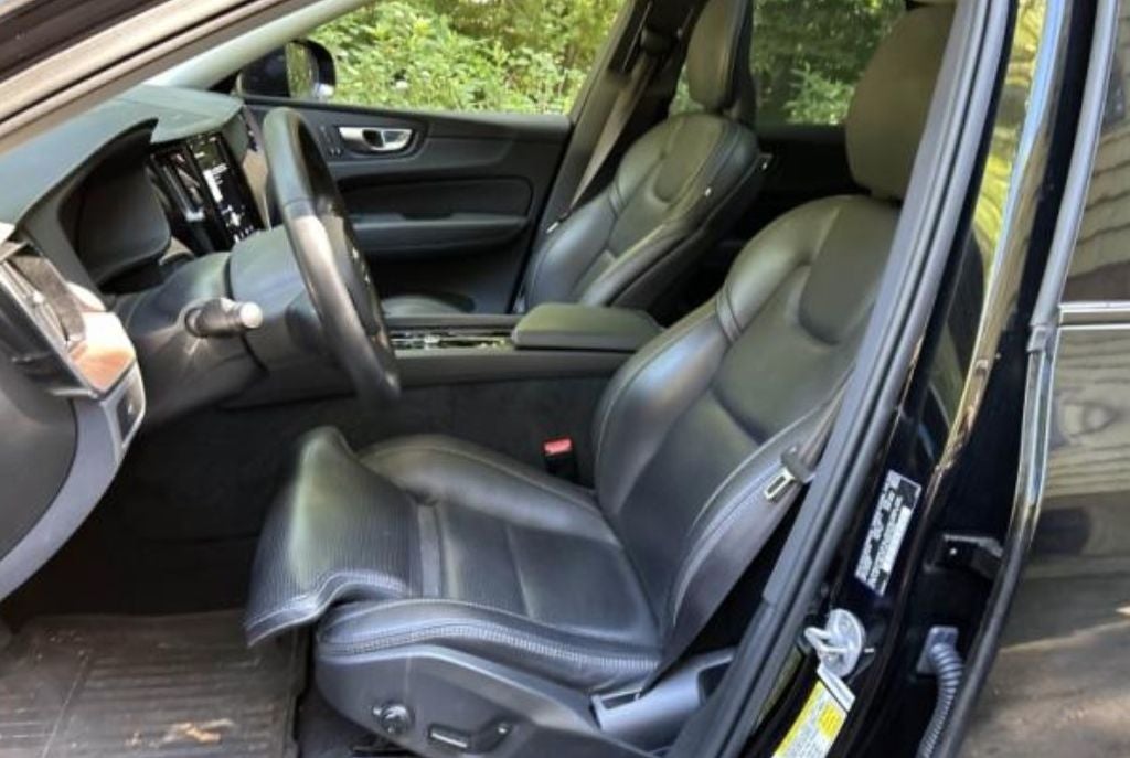 2024 Volvo XC60 B5 Ultimate Dark Theme