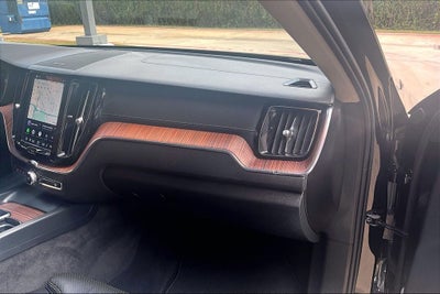 2024 Volvo XC60 B5 Ultimate Dark Theme