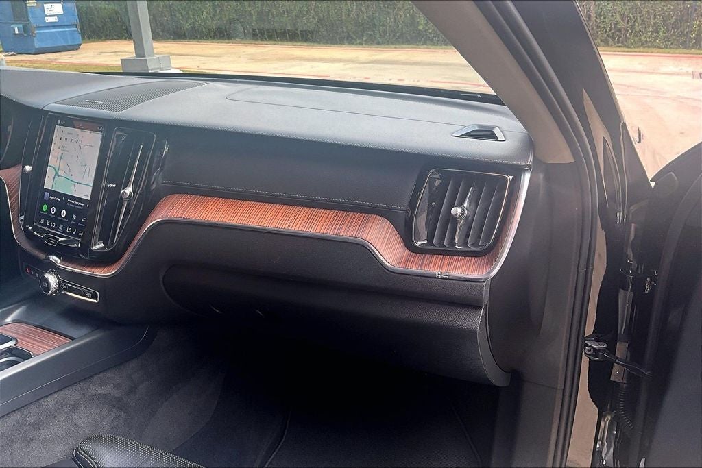 2024 Volvo XC60 B5 Ultimate Dark Theme