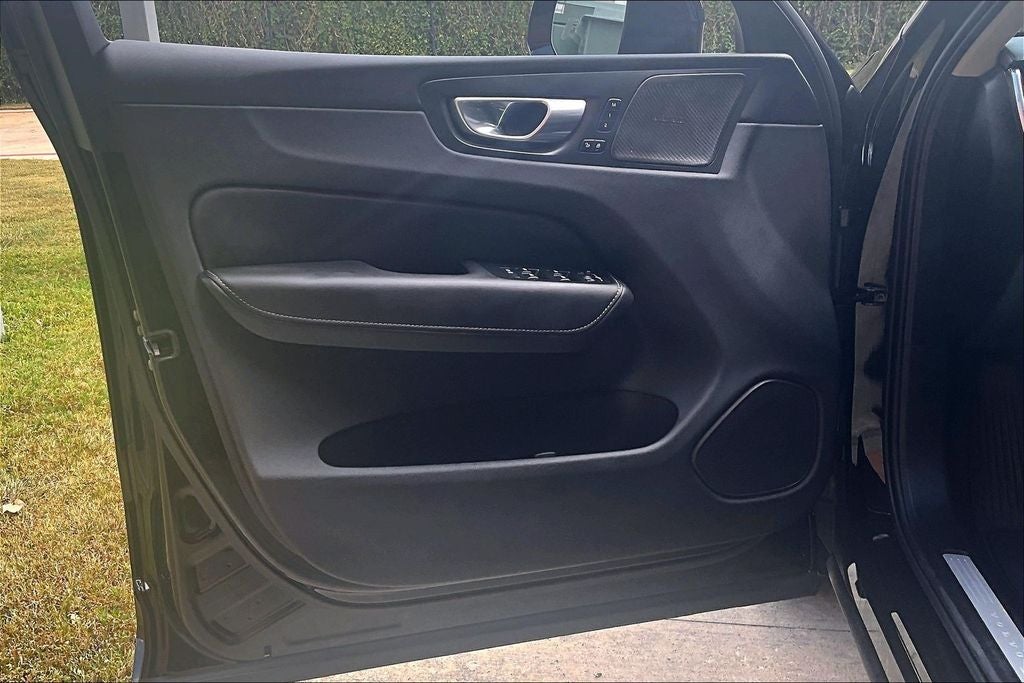 2024 Volvo XC60 B5 Ultimate Dark Theme