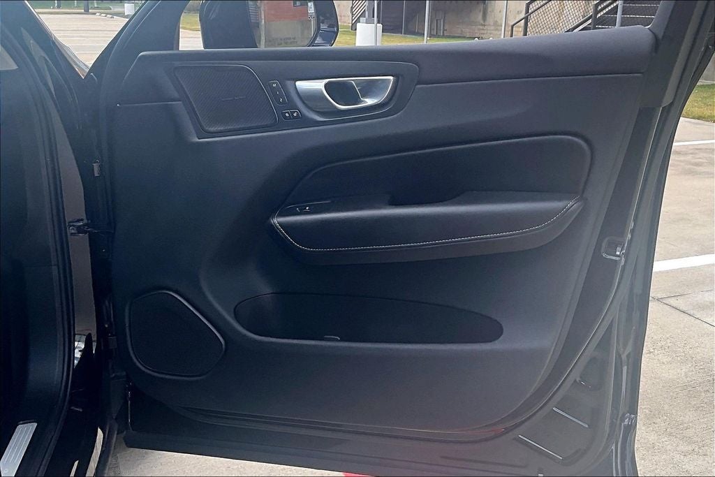2024 Volvo XC60 B5 Ultimate Dark Theme