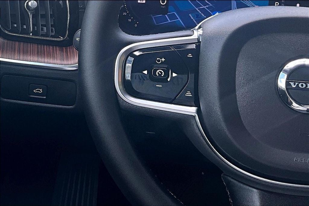 2024 Volvo XC60 B5 Ultimate Dark Theme