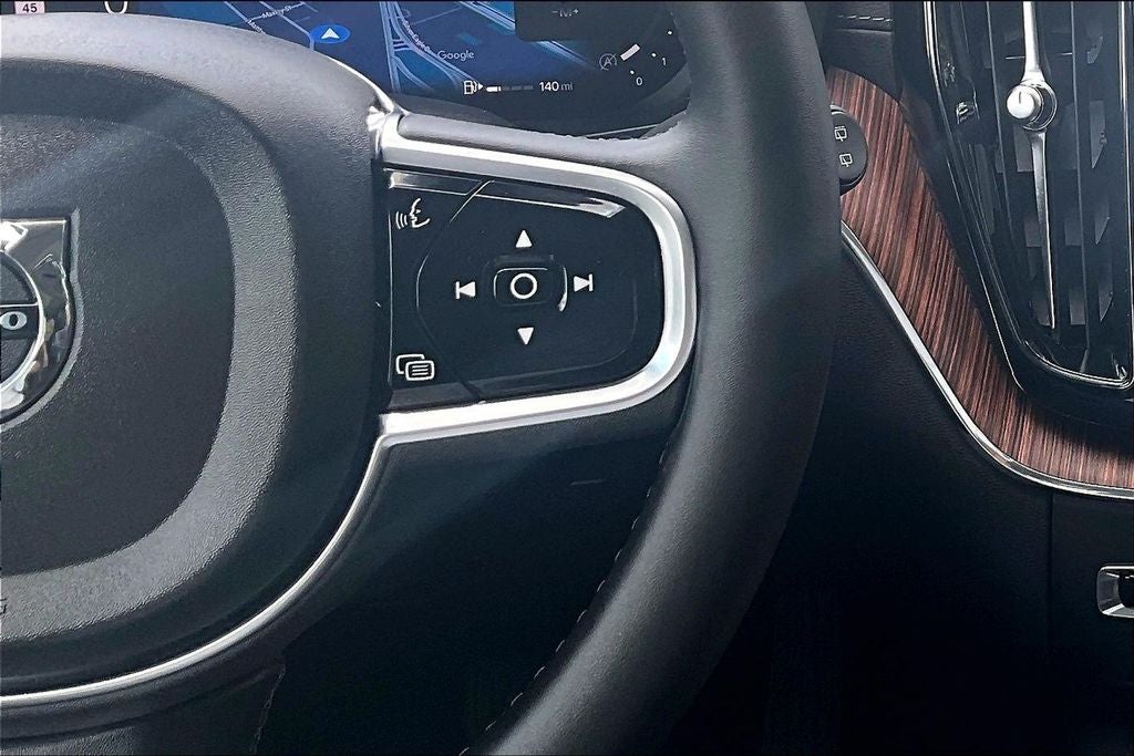 2024 Volvo XC60 B5 Ultimate Dark Theme