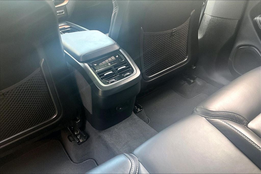 2024 Volvo XC60 B5 Ultimate Dark Theme