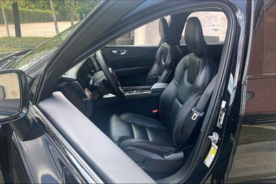 2024 Volvo XC60 B5 Ultimate Dark Theme