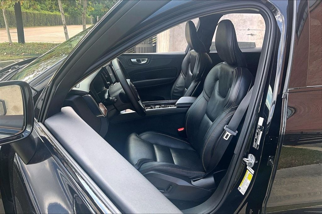 2024 Volvo XC60 B5 Ultimate Dark Theme