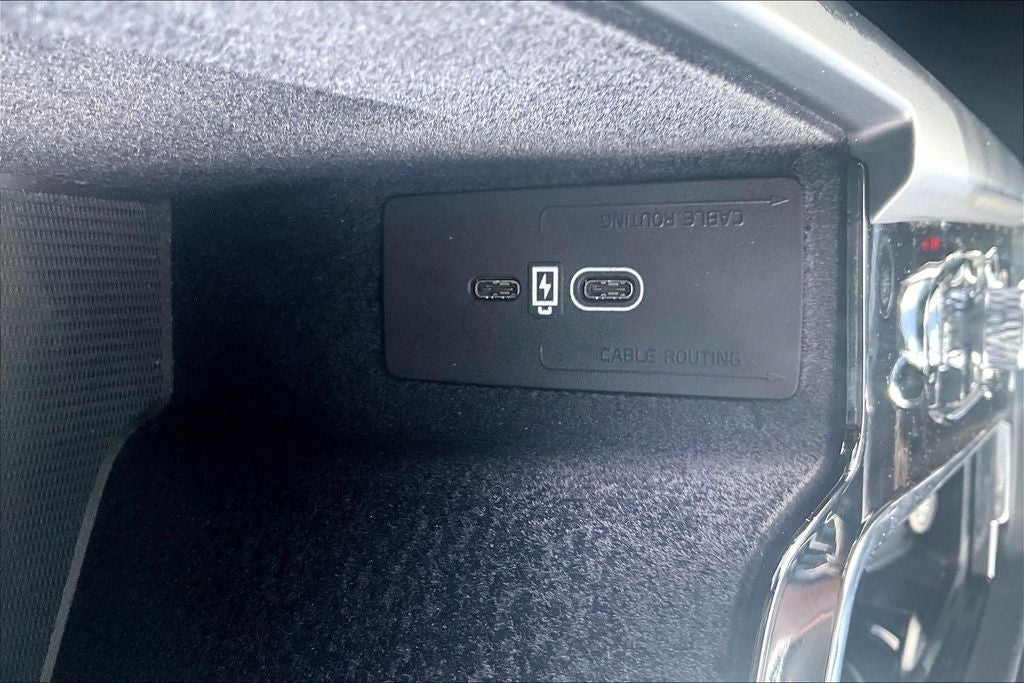 2024 Volvo XC60 B5 Ultimate Dark Theme