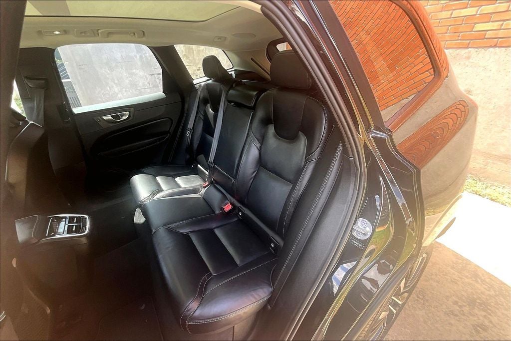 2024 Volvo XC60 B5 Ultimate Dark Theme
