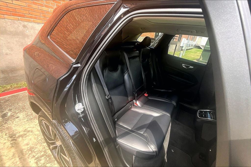 2024 Volvo XC60 B5 Ultimate Dark Theme