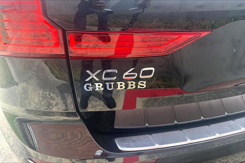 2024 Volvo XC60 B5 Ultimate Dark Theme