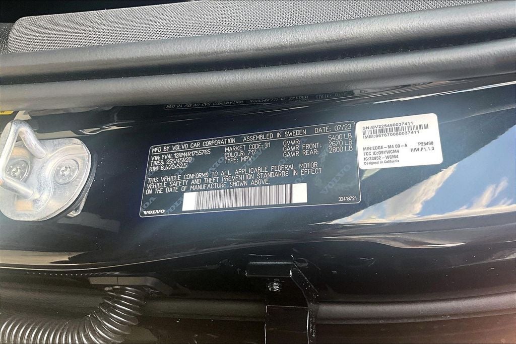 2024 Volvo XC60 B5 Ultimate Dark Theme