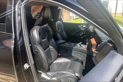 2024 Volvo XC60 B5 Ultimate Dark Theme