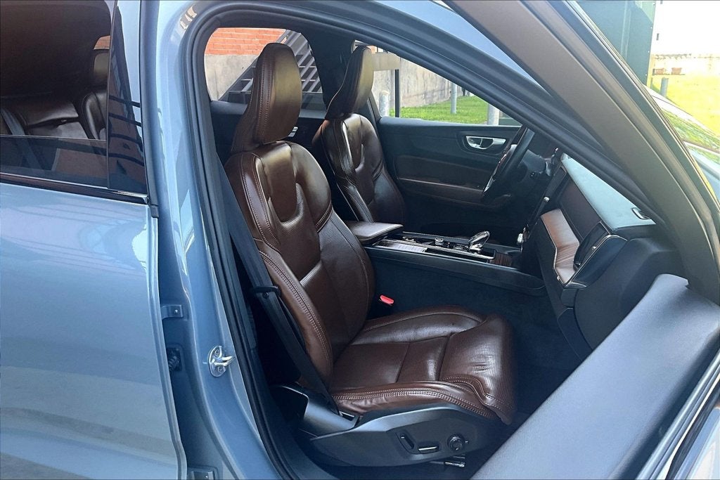2024 Volvo XC60 B5 Ultimate Dark Theme