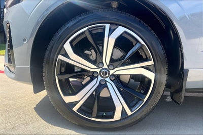 2024 Volvo XC60 B5 Ultimate Dark Theme