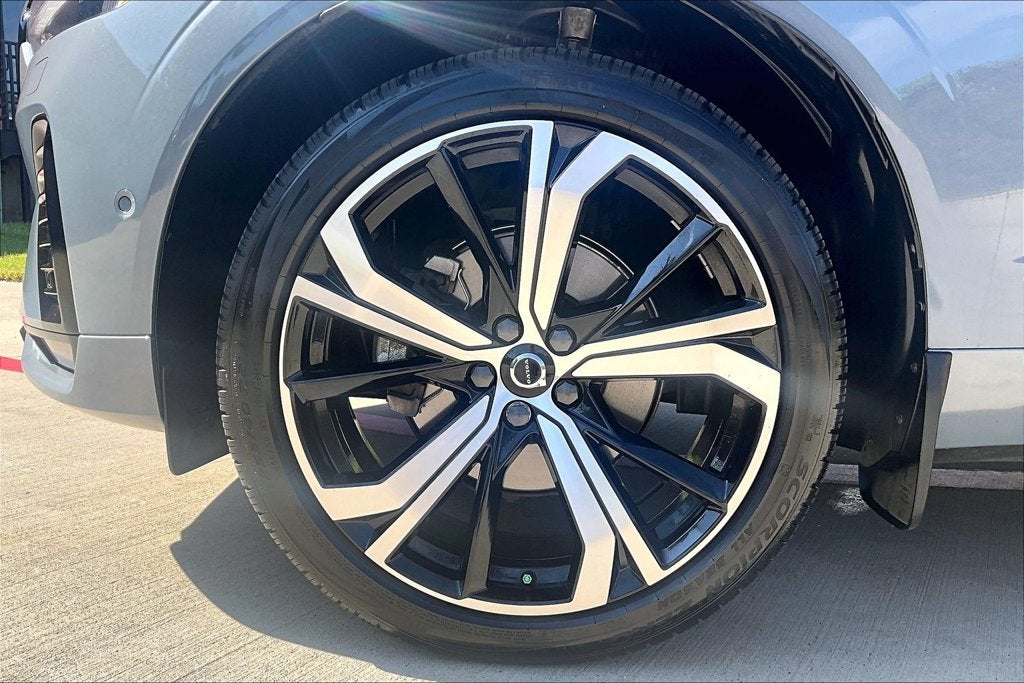 2024 Volvo XC60 B5 Ultimate Dark Theme
