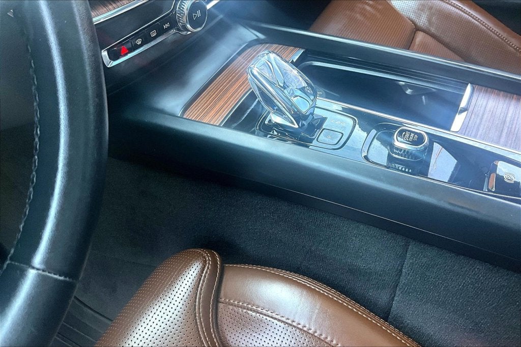 2024 Volvo XC60 B5 Ultimate Dark Theme
