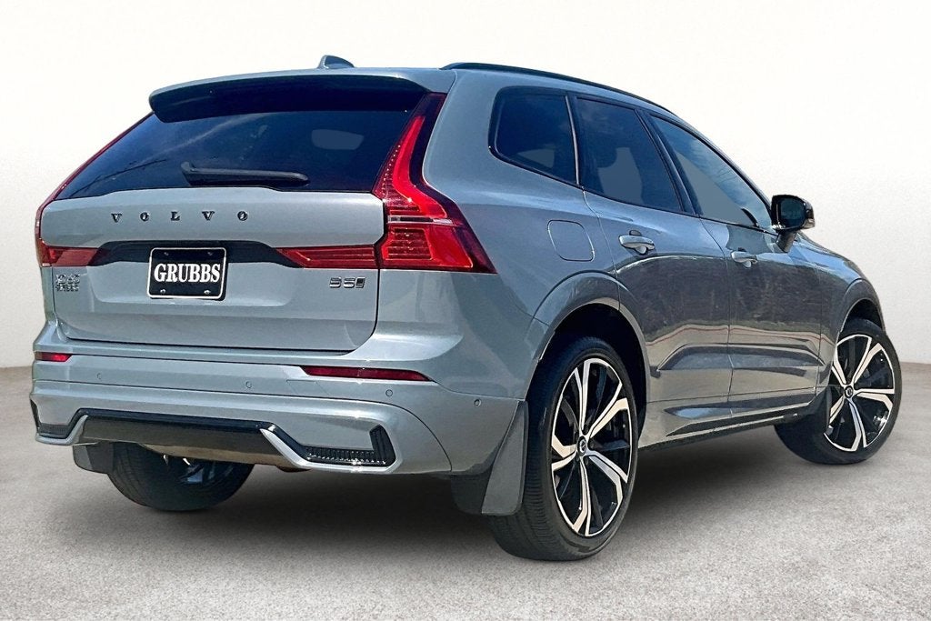2024 Volvo XC60 B5 Ultimate Dark Theme