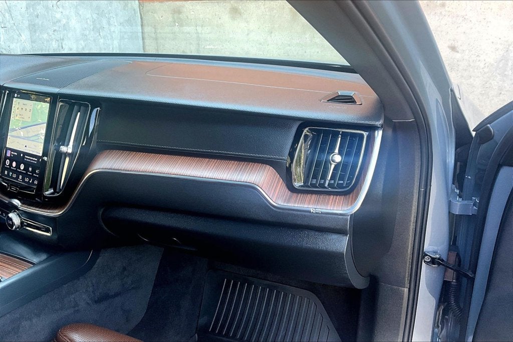 2024 Volvo XC60 B5 Ultimate Dark Theme