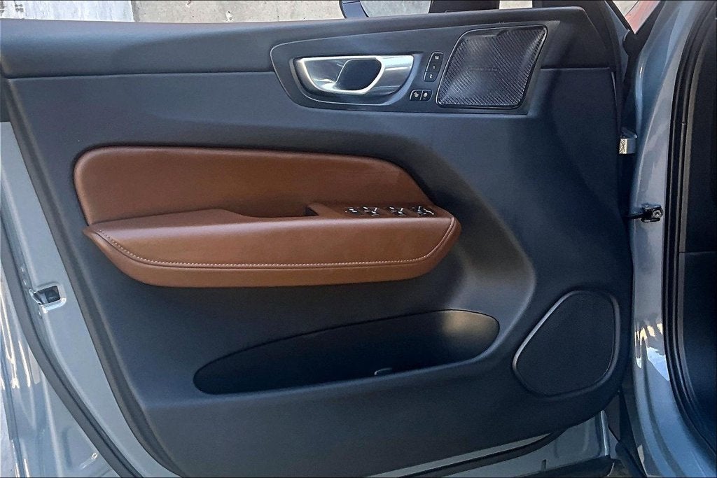 2024 Volvo XC60 B5 Ultimate Dark Theme