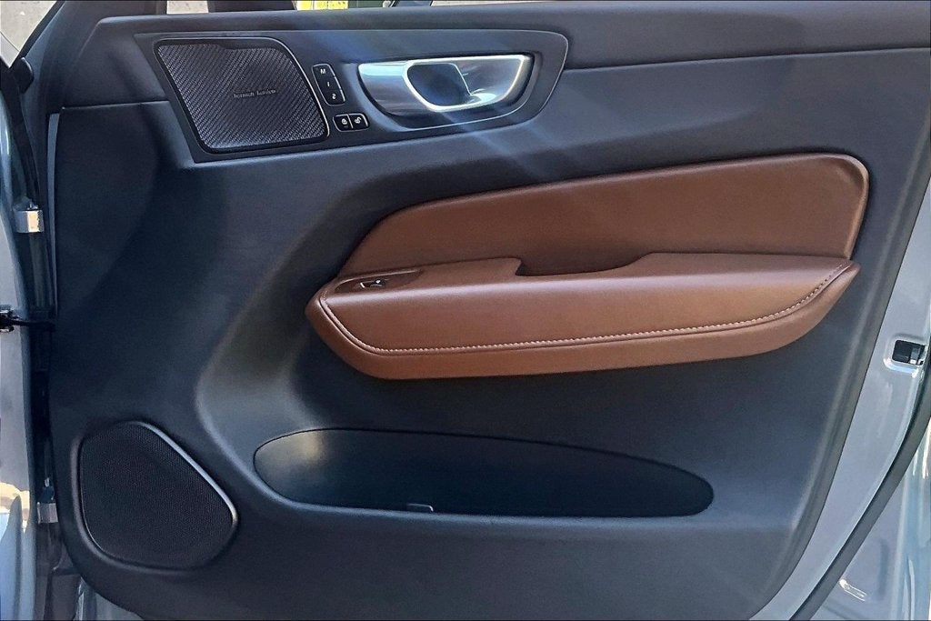 2024 Volvo XC60 B5 Ultimate Dark Theme