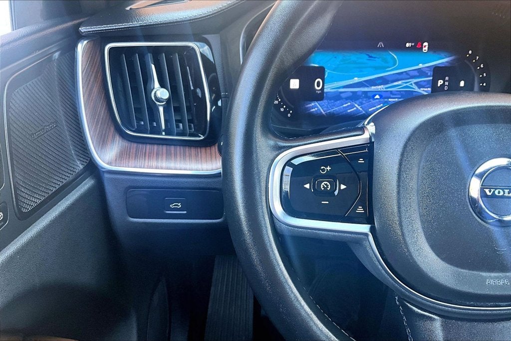 2024 Volvo XC60 B5 Ultimate Dark Theme