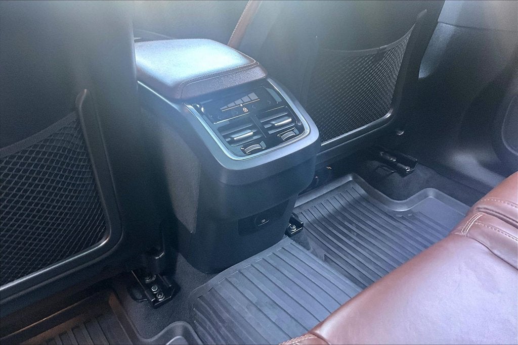 2024 Volvo XC60 B5 Ultimate Dark Theme