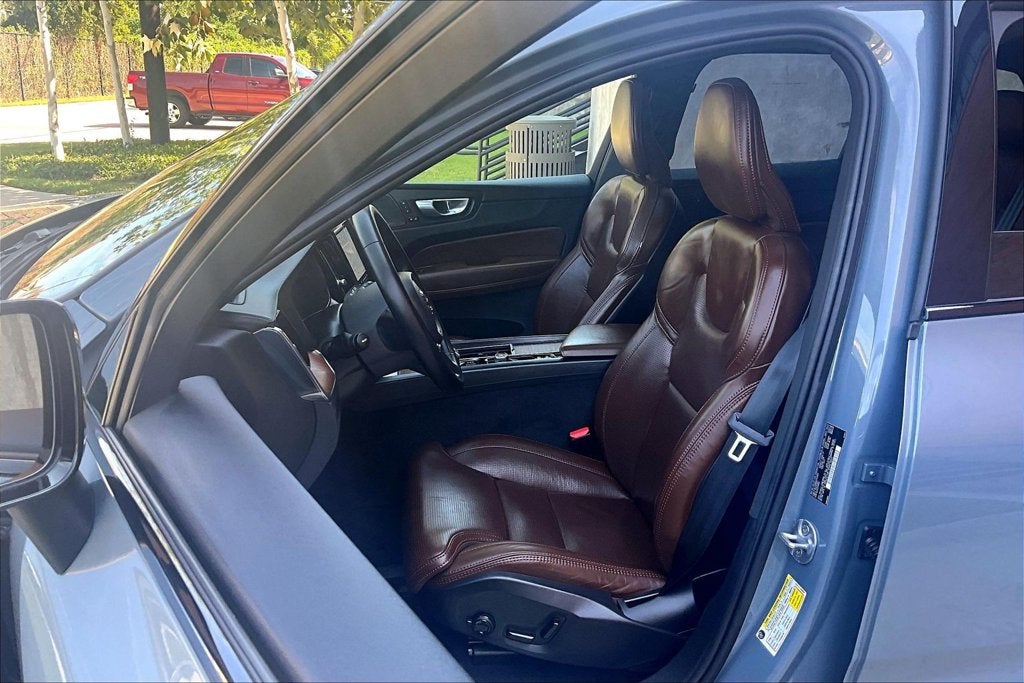 2024 Volvo XC60 B5 Ultimate Dark Theme