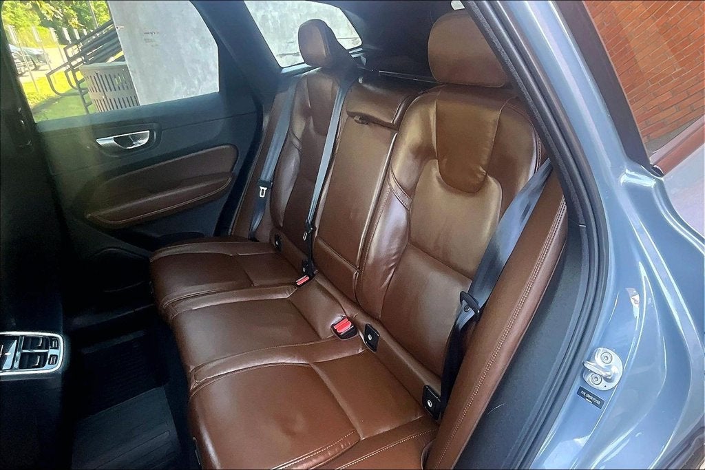 2024 Volvo XC60 B5 Ultimate Dark Theme