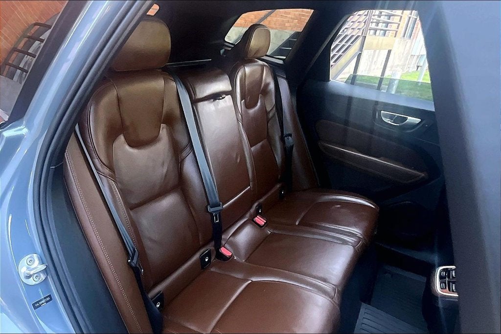 2024 Volvo XC60 B5 Ultimate Dark Theme