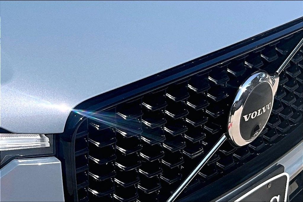 2024 Volvo XC60 B5 Ultimate Dark Theme