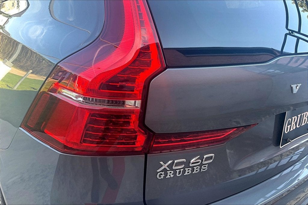 2024 Volvo XC60 B5 Ultimate Dark Theme