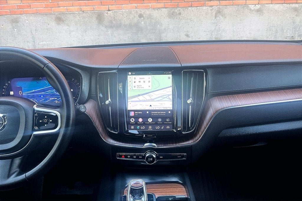 2024 Volvo XC60 B5 Ultimate Dark Theme