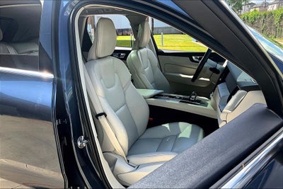 2023 Volvo XC60 B5 Plus Bright Theme