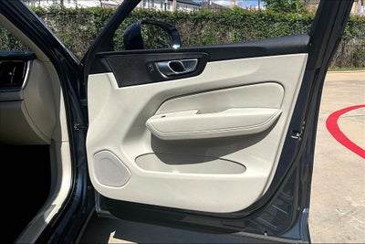 2023 Volvo XC60 B5 Plus Bright Theme