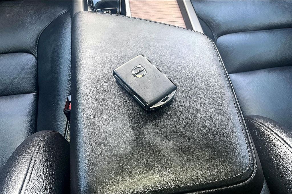 2023 Volvo XC60 B5 Plus Dark Theme