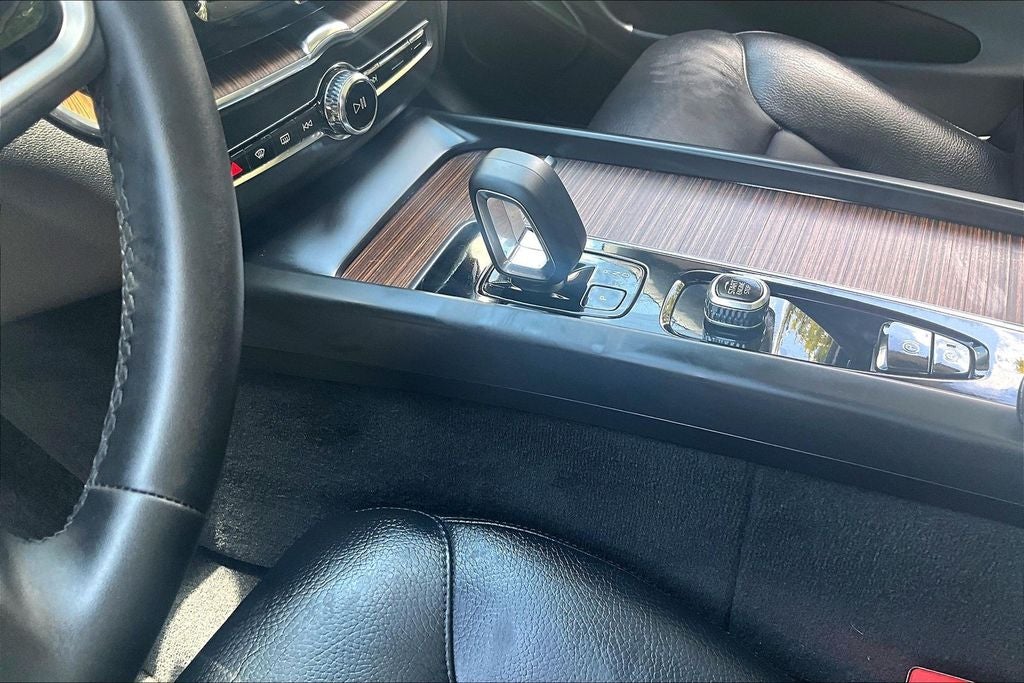 2023 Volvo XC60 B5 Plus Dark Theme