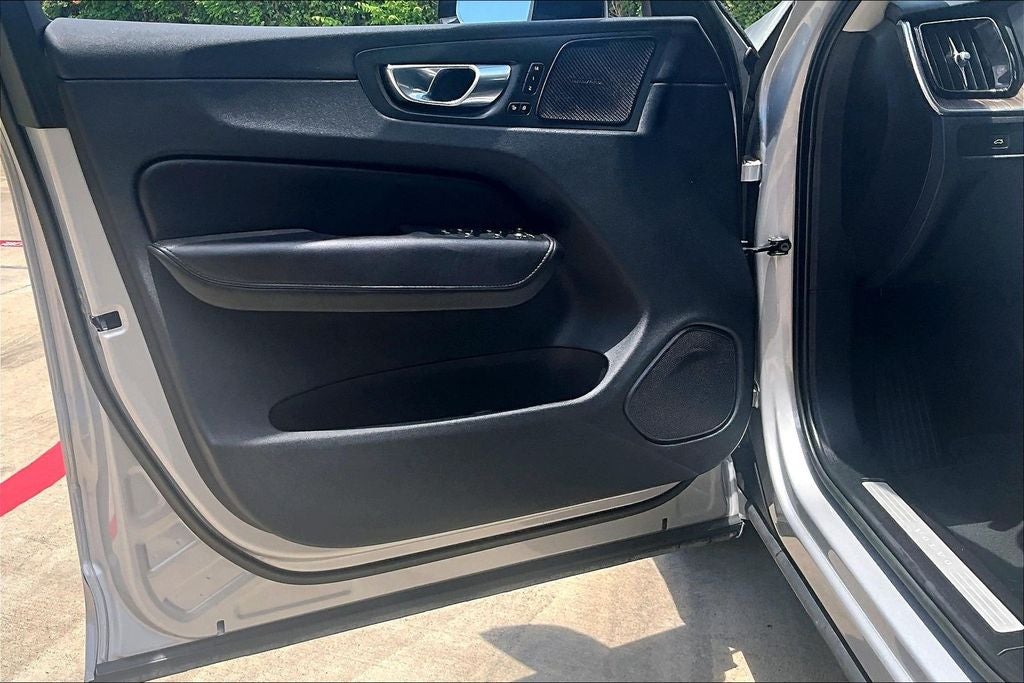 2023 Volvo XC60 B5 Plus Dark Theme
