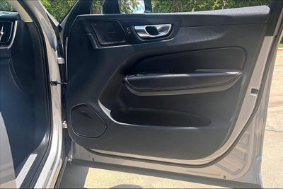 2023 Volvo XC60 B5 Plus Dark Theme