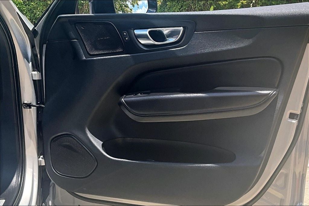 2023 Volvo XC60 B5 Plus Dark Theme