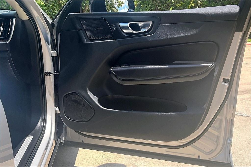 2023 Volvo XC60 B5 Plus Dark Theme