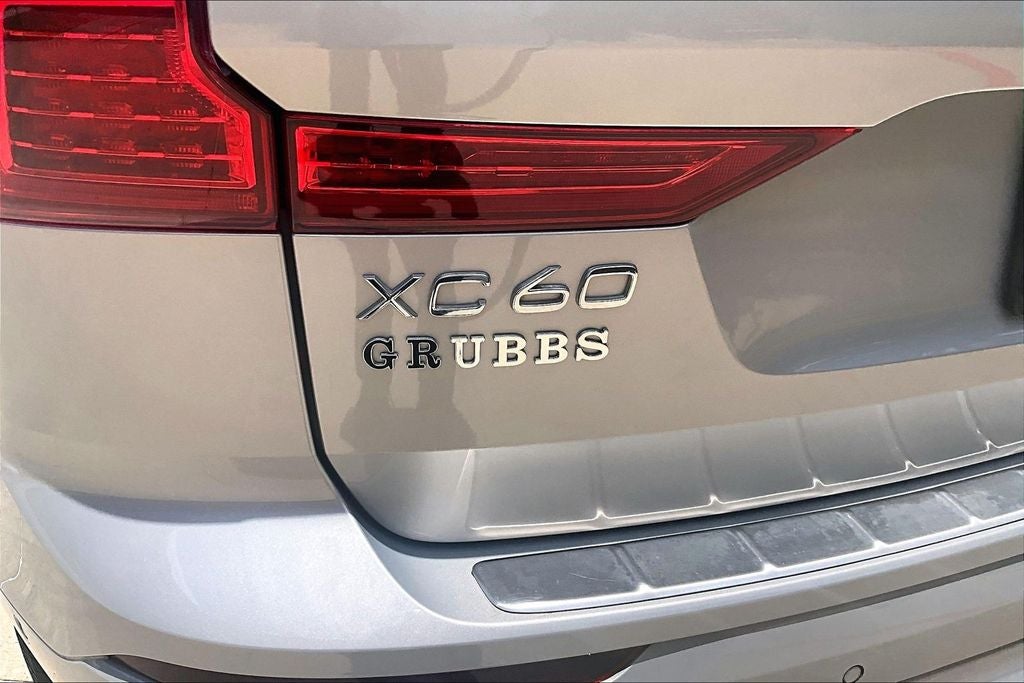 2023 Volvo XC60 B5 Plus Dark Theme