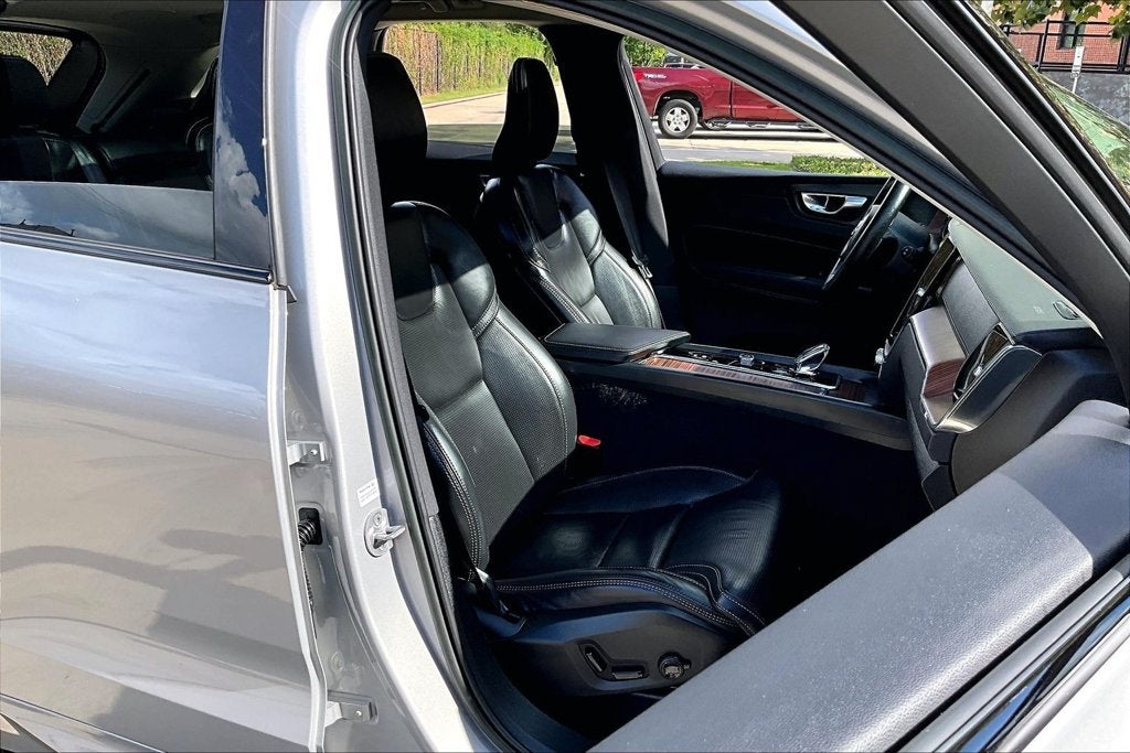 2023 Volvo XC60 B5 Ultimate Dark Theme