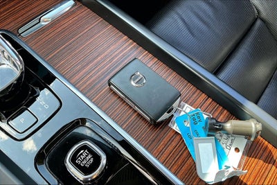 2023 Volvo XC60 B5 Ultimate Dark Theme
