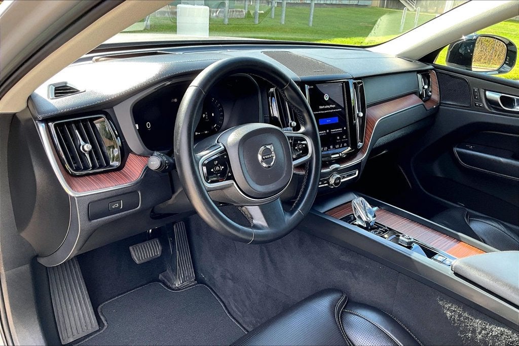 2023 Volvo XC60 B5 Ultimate Dark Theme