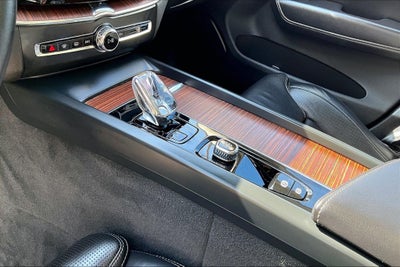 2023 Volvo XC60 B5 Ultimate Dark Theme