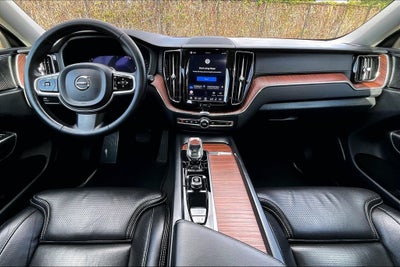 2023 Volvo XC60 B5 Ultimate Dark Theme